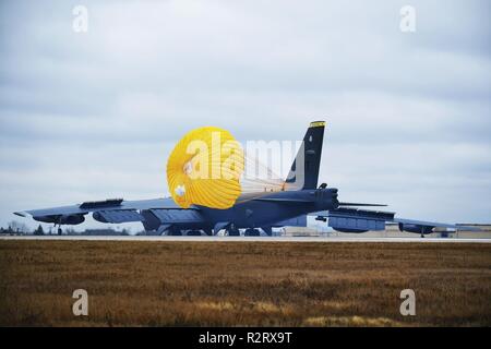 Un B-52H Stratofortress des taxis à travers la piste pendant 19 à Thunder mondial Minot Air Force Base, N.D., 4 novembre 2018. Le Thunder est un exercice globalement intégré qui offre des possibilités de formation qui évaluent tous les Commandement stratégique américain (USSTRATCOM) domaines de la mission conjointe et de formation sur le terrain et la préparation opérationnelle, avec un accent particulier sur la préparation. USSTRATCOM a des responsabilités à l'assigné par le Unified Command Plan qui inclut la dissuasion nucléaire stratégique, opérations, d'opérations conjointes, les opérations du spectre électromagnétique, global strike, la défense antimissile, Banque D'Images