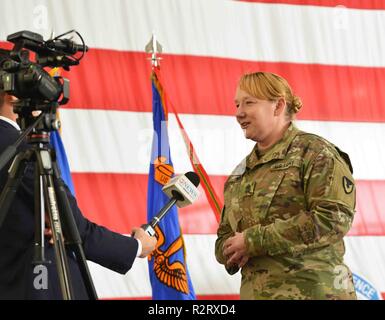 CORPUS CHRISTI, Texas -- Le sergent de l'armée. Le major Patricia Wahl, sergent-major entrant, Corpus Christi Army Depot, procède à une entrevue avec ABC-filiale, KIII-TV, Channel 3 News, avant une cérémonie de changement de responsabilité, ici, le 6 novembre 2018. Wahl, qui est originaire de Clarksville, Tennessee, a fait des observations sur l'accueil chaleureux qu'elle a reçu de la communauté et ses dirigeants, et était reconnaissant de faire partie de la tradition du CCAD. Banque D'Images