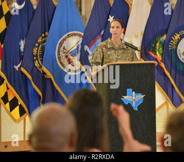 CORPUS CHRISTI, Texas -- Le Colonel Gail Atkins, commandant, Corpus Christi Army Depot, prononce une allocution à des centaines de participants au cours d'une cérémonie de changement de responsabilité, ici, le 6 novembre 2018. Atkins a remercié le Sgt. Le major Louis Felicioni, sergent-major sortant, pour son dévouement à l'entrepôt, et s'est félicité de Sgt. Le major Patricia Wahl, sergent-major entrant, de la CCAD et la communauté. Banque D'Images