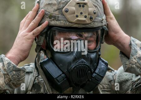 La CPS. Chad Moore, un combat medic affecté à la 82e Division aéroportée, Fort Bragg, N.C., réagit à une simulation d'attaques chimiques, le 6 novembre 2018, à Fort Bragg, N.C., bien que concurrentes pour l'expert médical sur le terrain d'un insigne. L'EFMB a été créé pour faire connaître et reconnaître les soldats pour leur niveau de compétence et la compétence dans le domaine médical. Le test se compose d'un examen écrit, la navigation terrestre, trois voies d'essai de combat et se termine par un 12-mile ruck mars. Banque D'Images