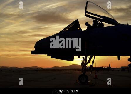 Le capitaine de l'US Air Force Cody 'SVIH' Wilton, un A-10C Thunderbolt II commandant de l'équipe de démonstration/pilote, se prépare à décoller de l'Aéroport International de San Bernardino, Novembre 4, 2018. L'équipe de démonstration A-10 La saison 2018 à SMD Fest après avoir effectué à 21 spectacles aériens à travers les États-Unis et le Canada entre mars et novembre. Banque D'Images