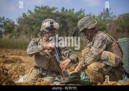 Lance le Cpl. Noah Hoffman, à gauche, et le capitaine Felipe Bayona, droite, remplir des sacs de sable pour les positions défensives au cours d'une évaluation d'État de combat du Corps des Marines (MCCRE) sur Camp Hansen, Okinawa, Japon, le 6 novembre 2018. Marines avec la Compagnie Bravo, 9e, 3e Bataillon d'appui du Groupe Logistique Maritime ont pris part à l'MCCRE de démontrer leurs compétences dans la lutte contre la Mobilité et survie sur le champ de bataille. Les Marines ont été notés sur leur vitesse et de compétence tout en déployant et bataille défensive contre les stations de mobilité contre l'ennemi. Hoffman, ingénieur de combat avec Bravo Co., 9e, 3e ESB MLG, j Banque D'Images