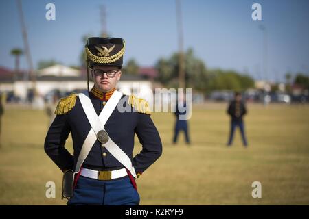 Avec le siège maritime des États-Unis et de l'Escadron, Marine Corps Air Station Yuma, participe à la 243e anniversaire du Corps des Marines au défilé spectacle uniforme sur pont Marine Corps Air Station Yuma (Arizona), 8 novembre 2018. La cérémonie annuelle s'est tenue en l'honneur du 243e anniversaire du Corps des Marines, mettant en vedette des uniformes historiques en l'honneur de marine du passé, le présent et l'avenir tout en signifiant l'adoption de traditions d'une génération à l'autre. Banque D'Images