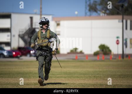 Avec le siège maritime des États-Unis et de l'Escadron, Marine Corps Air Station Yuma, participe à la 243e anniversaire du Corps des Marines au défilé spectacle uniforme sur pont Marine Corps Air Station Yuma (Arizona), 8 novembre 2018. La cérémonie annuelle s'est tenue en l'honneur du 243e anniversaire du Corps des Marines, mettant en vedette des uniformes historiques en l'honneur de marine du passé, le présent et l'avenir tout en signifiant l'adoption de traditions d'une génération à l'autre. Banque D'Images