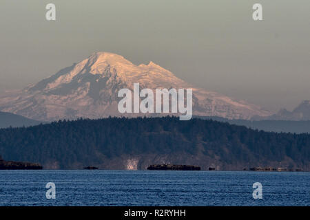 Mt. Baker, la chaîne des Cascades et les îles San Juan de l'État de Washington comme vu dans l'ensemble du détroit de Haro d'Island View Beach sur l'île de Vancouver, BC. Banque D'Images