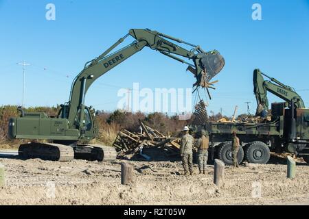 Les Marines américains avec 8e, 2e Bataillon d'appui du Groupe de la logistique maritime, procéder à un nettoyage de plage sur la plage d'Onslow, N.C., le 30 octobre 2018. Retirer les débris d'ESB 8 Onslow Beach dans un effort direct pour soutenir l'état de préparation opérationnelle et permettre à un débarquement amphibie. Banque D'Images