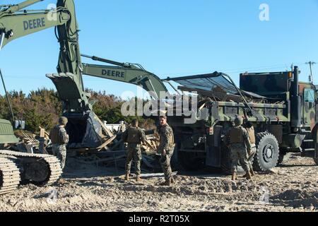 Les Marines américains avec 8e, 2e Bataillon d'appui du Groupe de la logistique maritime, procéder à un nettoyage de plage sur la plage d'Onslow, N.C., le 30 octobre 2018. Retirer les débris d'ESB 8 Onslow Beach dans un effort direct pour soutenir l'état de préparation opérationnelle et permettre à un débarquement amphibie. Banque D'Images