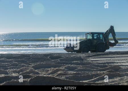 Les Marines américains avec 8e, 2e Bataillon d'appui du Groupe de la logistique maritime, procéder à un nettoyage de plage sur la plage d'Onslow, N.C., le 30 octobre 2018. Retirer les débris d'ESB 8 Onslow Beach dans un effort direct pour soutenir l'état de préparation opérationnelle et permettre à un débarquement amphibie. Banque D'Images