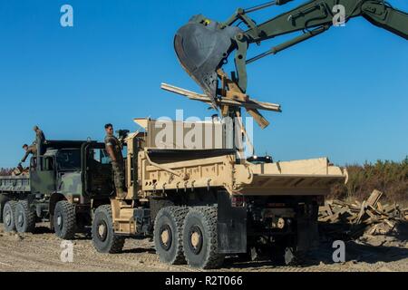 Les Marines américains avec 8e, 2e Bataillon d'appui du Groupe de la logistique maritime, procéder à un nettoyage de plage sur la plage d'Onslow, N.C., le 30 octobre 2018. Retirer les débris d'ESB 8 Onslow Beach dans un effort direct pour soutenir l'état de préparation opérationnelle et permettre à un débarquement amphibie. Banque D'Images