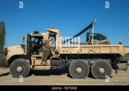 Les Marines américains avec 8e, 2e Bataillon d'appui du Groupe de la logistique maritime, procéder à un nettoyage de plage sur la plage d'Onslow, N.C., le 30 octobre 2018. Retirer les débris d'ESB 8 Onslow Beach dans un effort direct pour soutenir l'état de préparation opérationnelle et permettre à un débarquement amphibie. Banque D'Images