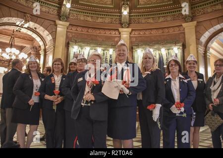 Les membres de l'Étoile Bleue Les mères ont assisté à la cérémonie de commémoration de la Première Guerre mondiale, le 8 novembre 2018, dans la rotonde du Capitole de l'État du Michigan à Lansing, au Michigan. L'Étoile Bleue mères a été formée après l'Annonceur Actualités Silex un coupon imprimé en 1942 anciennes mères de conscrit pour répondre à l'appui la cause au cours de la DEUXIÈME GUERRE MONDIALE, après laquelle chapitres ouverts dans les États à faire de même. Banque D'Images