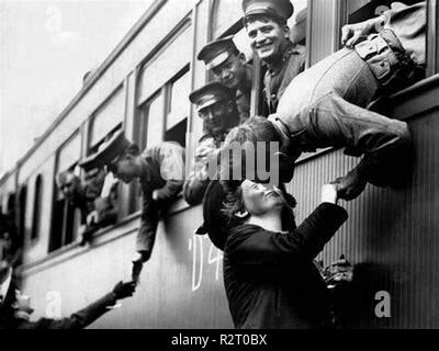 Les membres du service du Michigan disent au revoir à leurs familles qu'ils partent pour participer à la PREMIÈRE GUERRE MONDIALE. Banque D'Images