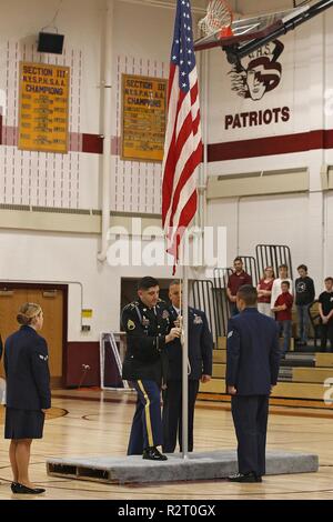 Les membres en service de l'armée américaine, la Marine américaine, l'US Air Force et soulever les couleurs nationales au cours de l'École Centrale Sackets Harbour 11e célébration de la Journée des anciens combattants, le 9 novembre 2018, dans la région de Sackets Harbor, New York. Les élèves de la maternelle à la douzième année des anciens combattants honorés au cours de la cérémonie,. Le lieutenant-colonel James Beaulieu, commandant du 41e bataillon du génie, 2e Brigade Combat Team, 10e division de montagne, a prononcé un discours aux étudiants à propos de la résilience. Banque D'Images