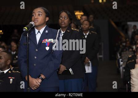 Cadets ROTC attendre en ligne pour poser des questions aux dirigeants de l'armée américaine lors d'une conférence de développement à l'Université de Howard, Washington, 7 novembre 2018. La conférence comprenait des cadets de 22 universités et 10 hauts dirigeants de l'armée américaine. Banque D'Images