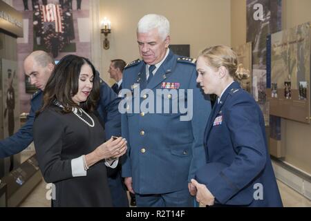 Karen Durham-Aguilera (à gauche), directeur exécutif, de l'Armée de cimetières militaires nationales ; échange de cadeaux General-Colonel Sergii Drozdov (centre), commandant de l'Armée de l'air ukrainienne ; dans la salle d'affichage Amphithéâtre Mémorial au cimetière national d'Arlington, Arlington, Virginie, le 17 octobre 2018. Drozdov a également participé à une armée de l'air tous les honneurs Wreath-Laying sur la Tombe du Soldat inconnu, et s'est entretenu avec le général de l'US Air Force James Jacobson, commandant de l'Armée de l'air, District de Washington ; dans le cadre de sa visite dans l'ANC. Voir à droite est l'interprète de Drozdov, U.S. Air Force slt Luliia Korobova. Banque D'Images