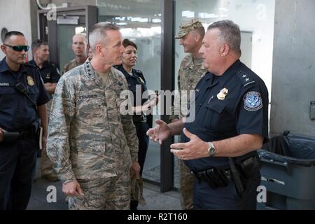 Général Terrence J. O'Shaughnessy, commandant du Commandement du Nord des États-Unis parle avec Port Zone Directeur Michael Humphries tout en visitant le Port de Nogales, Arizona le 7 novembre 2018. Au nord de l'armée américaine est déployée à la frontière sud-ouest sous l'autorité du Commandement du Nord des États-Unis d'appuyer le ministère de la sécurité intérieure et de la Customs and Border Protection a pour mission de protéger la frontière. Customs and Border Protection. Banque D'Images