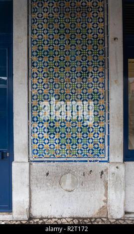 Lisbonne colorée carrelage appelé un azulejo portugais carreaux émaillés. Banque D'Images