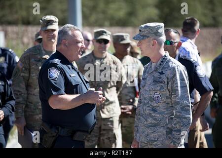 Général Terrence J. O'Shaughnessy, commandant du Commandement du Nord des États-Unis parle avec Port Zone Directeur Michael Humphries tout en visitant le Port de Nogales, Arizona le 7 novembre 2018. Au nord de l'armée américaine est déployée à la frontière sud-ouest sous l'autorité du Commandement du Nord des États-Unis d'appuyer le ministère de la sécurité intérieure et de la Customs and Border Protection a pour mission de protéger la frontière. Customs and Border Protection. Banque D'Images