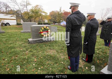 Commandant de la Marine Barracks Washington, le colonel Donald J. Tomich, et Commandant de la Marine Corps le général Robert B. Neller saluer la tombe du général John A. Lejeune, 13e commandant de la Marine Corps au cours d'une cérémonie au cimetière national d'Arlington, Arlington, Va., Novembre 9, 2018. Il est de tradition que le Commandant dépose une gerbe à la tombe de l'ancien commandant. Banque D'Images