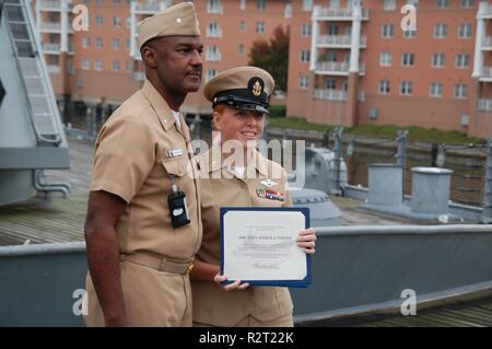 L'hôtel Hampton Roads Naval Museum fièrement hébergé un ré-enrôlement cérémonie cet après-midi à bord du USS Wisconsin (BB 64). L'(FMF) Zugzda Jessica, du Commandement des forces de l'US Marine Corps à Norfolk, Virginie a fièrement sa main droite et réinscrit cet après-midi devant les membres de sa famille et de commande. Le ré-enrôlement cérémonie a eu lieu en face de l'emblématique # 1 tourelle. Le Wisconsin est l'un des quatre navires de guerre Iowa-Class, et est définitivement amarré à côté de l'hôtel Hampton Roads Naval Museum comme un bateau musée. Le Wisconsin est un lieu populaire pour les cérémonies militaires les commandes dans le Banque D'Images