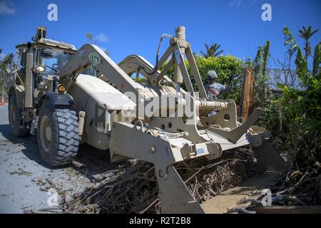 Garde nationale d'Armée de Guam de la CPS. Steven Duenas, 1224e Engineer Support Société opérateur d'équipement lourd, utilise un équipement d'évacuation à haute mobilité véhicule pour déplacer les débris de la rue dans le village de Chalan Kanoa, Saipan, Commonwealth des îles Mariannes du Nord, le 10 novembre 2018, dans le cadre de la super typhon Yutu de secours. Les membres en service de région mixte Marianas et américains fournissent la commande de l'Indo-Pacifique Ministère de la Défense à l'appui du CNMI droits civils et fonctionnaires locaux dans le cadre de la prise en charge de la FEMA le super typhon Yutu les efforts de rétablissement. Banque D'Images