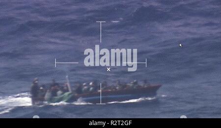 Les migrants cubains sur un bateau remorqueur surchargé d'environ 23 milles au nord de La Havane, Cuba, le 7 novembre 2018. Les garde-côte de Charles Sexton (WPC-1108) interdit l'équipage du navire et les garde-côte William Trump (WPC-1111) les migrants rapatriés de l'équipage de Cabañas, Cuba. (Garde côtière canadienne Banque D'Images