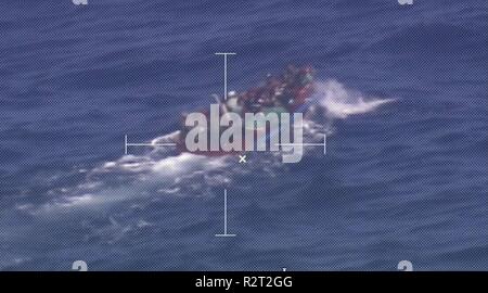 Les migrants cubains sur un bateau remorqueur surchargé d'environ 23 milles au nord de La Havane, Cuba, le 7 novembre 2018. Les garde-côte de Charles Sexton (WPC-1108) interdit l'équipage du navire et les garde-côte William Trump (WPC-1111) les migrants rapatriés de l'équipage de Cabañas, Cuba. (Garde côtière canadienne Banque D'Images