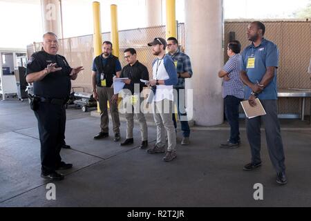 Port Zone Directeur Michael Humphries (à gauche) conduit les membres des médias pour une visite à pied du port DeConcini à Nogales (Arizona) le 9 novembre 2018. Une conférence de presse qui a suivi la visite et les médias ont été fournis l'information officielle sur l'opération ligne protégée, son fonctionnement actuel pour sécuriser les frontières de l'Amérique latine et d'empêcher l'entrée aux États-Unis. Customs and Border Protection. Banque D'Images