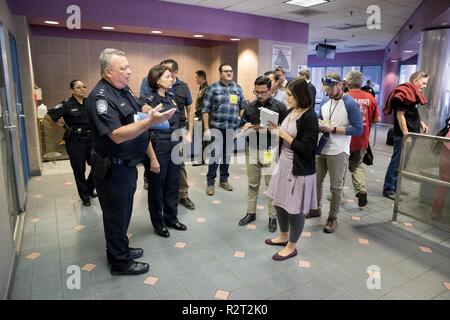 Port Zone Directeur Michael Humphries (à gauche) conduit les membres des médias pour une visite à pied du port DeConcini à Nogales (Arizona) le 9 novembre 2018. Une conférence de presse qui a suivi la visite et les médias ont été fournis l'information officielle sur l'opération ligne protégée, son fonctionnement actuel pour sécuriser les frontières de l'Amérique latine et d'empêcher l'entrée aux États-Unis. Customs and Border Protection. Banque D'Images