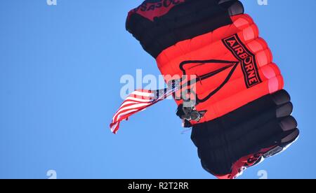 Un parachutiste de la Black de poignards, le commandement des opérations spéciales de l'armée américaine de l'équipe de démonstration de parachutisme, affiche le drapeau des États-Unis, alors qu'il se prépare à atterrir sur le terrain au Sun Devil Stadium, avant de Arizona State University's Salute to Service college football match entre l'USS et l'Université de Californie, Los Angeles, le 10 novembre, à Tempe, en Arizona. Banque D'Images