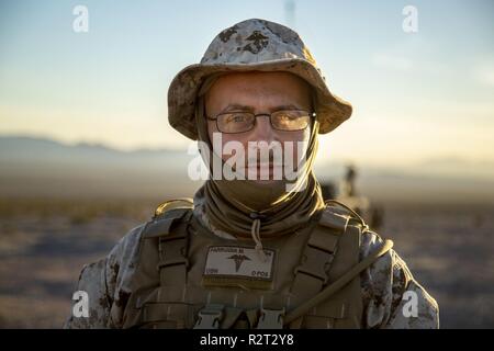 1ère classe Hospitalman Mario Farrugia se prépare à partir pour un convoi au cours d'une mission de récupération de tir réel sur Camp Wilson, Marine Corps Air Ground Combat Center Twentynine Palms, California, le 5 novembre 2018, dans le cadre de l'exercice d'entraînement intégré 1-19. Entreprise de services de transport avec des marines, du bataillon logistique de combat 4, 3e Groupe Logistique Maritime, formés pour récupérer les véhicules endommagés et du personnel lors des opérations de combat. L'ITX 1-19 est un vaste groupe de travail air-sol marin dans l'exercice d'intégration qui BEC-4 Marines et marins train pour répondre rapidement à toute éventualité d'inte Banque D'Images