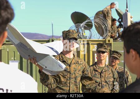 Le Cpl. Jeremy Crossley, un analyste d'Intel avec des Groupe de travail air-sol marin 7 explique les capacités de l'Puma, un drone, de jeunes hommes et femmes de la Customs and Border Protection Programme Explorer le samedi, Novembre 10, 2018 à San Diego. Les explorateurs ont visité Marines au San Diego région frontalière qui offrent un soutien au Customs and Border Protection. Banque D'Images