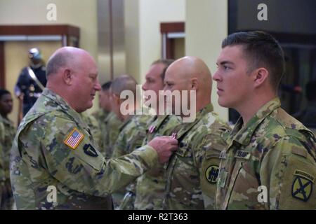 Le major-général James K. Brown (à gauche), Commandant général adjoint, U.S. Army National Guard, 1er prix Le Lieutenant Ellis (troisième à partir de la droite), et la FPC. Hall (à droite), 1ère Brigade Combat Team, 10e division de montagne, les soldats du Service méritoire pour avoir gagné le pistolet M17 et M249 light machine gun marksman titres, respectivement, à la compétition de tir FORSCOM à Fort Bragg, N.C., Oct 26, 2018. Banque D'Images