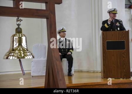 Activités liées à la flotte de Yokosuka, Japon (nov. 11, 2018) Le Capitaine Jeffrey Kim, commandant de la flotte de Yokosuka, Activités (CFAY), regarde l'arrière Adm. Jimmy Pitts, commandant de sous-marin, Groupe 7, donne le discours-programme de l'CFAY 'cloches de la paix" événement mémorial commémorant le 100e anniversaire de la fin de la Première Guerre mondiale. La cérémonie, à laquelle ont assisté plusieurs marins actuels et anciens sur la base, ainsi que d'auto-défense maritime du Japon, Marine royale du Canada et de la Royal Australian Navy marins, a été l'un des plus de 60 tenues dans le monde entier. Banque D'Images