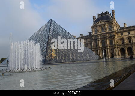 Pyramide de verre et de fontaine dans la cour du Palais du Louvre, Paris, France Banque D'Images