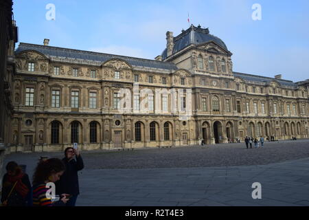 Les touristes au Musée du Louvre Musée du Louvre à Paris La France est l'un des plus grands et plus célèbres musées du monde. Banque D'Images