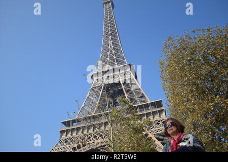 Senior citizen poser pour des photos avec la Tour Eiffel en arrière-plan, Paris, France Banque D'Images