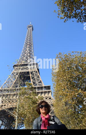 Senior citizen poser pour des photos avec la Tour Eiffel en arrière-plan Banque D'Images