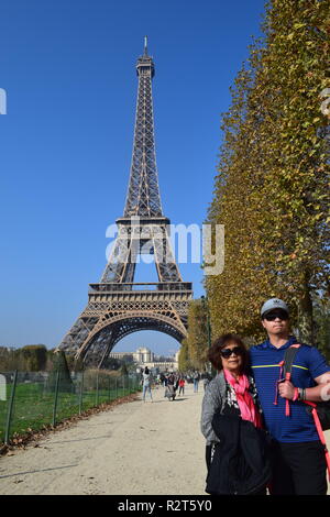 Senior citizen poser pour des photos avec la Tour Eiffel en arrière-plan, Paris, France Banque D'Images