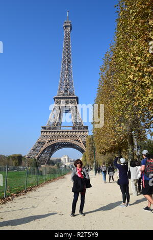 Senior citizen poser pour des photos avec la Tour Eiffel en arrière-plan Banque D'Images