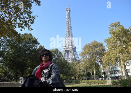 Senior citizen poser pour des photos avec la Tour Eiffel en arrière-plan, Paris, France Banque D'Images