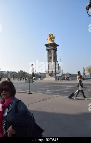 Senior citizen poser pour des photos avec la Tour Eiffel en arrière-plan, Paris, France Banque D'Images