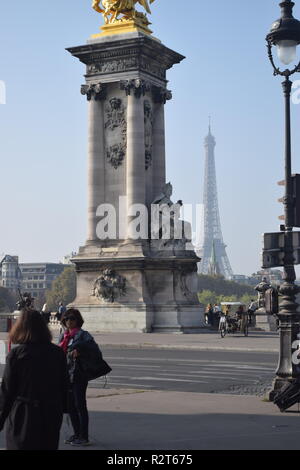 Senior citizen poser pour des photos avec la Tour Eiffel en arrière-plan, Paris, France Banque D'Images