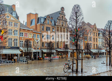 Louvain, Belgique - 19 janvier 2015 : rangée de beaux édifices sur l'Oude Markt (place du vieux marché), le plus long bar dans le monde sous la pluie Banque D'Images