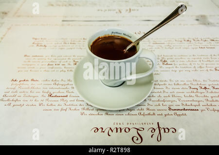 Prague, République tchèque - 15 janvier 2015 : tasse d'épais style italiens ou européens du chocolat chaud au célèbre Café Louvre Banque D'Images