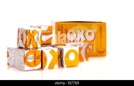 SWINDON, Royaume-Uni - novembre20, 2018 : Poulet OXO cubes, OXO est l'une des marques les plus populaires de sauce. OXO est administré par Premier Foods. Banque D'Images
