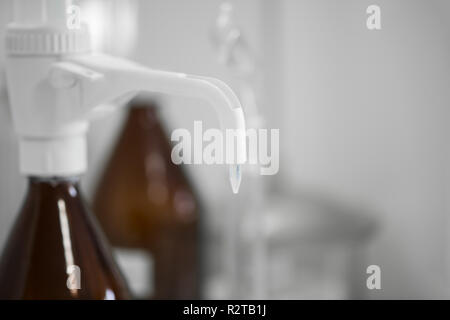 Close-up of pipette test sur fond flou. test laboratoire d'une usine de lait Banque D'Images