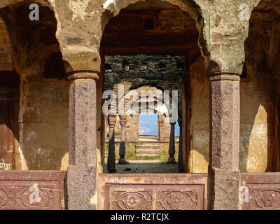 Dulha historiques Mahal (palais du marié), partie de la Fort de Ranthambore au Rajasthan, Inde. Belle façade de bâtiment en ruine avec vue par piliers Banque D'Images