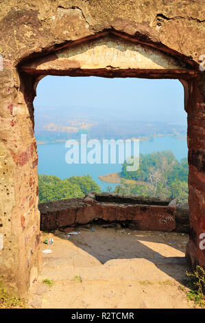 Vue depuis une fenêtre ouverte de l'Dulha Mahal (palais du marié), le Fort de Ranthambore, Rajasthan, Inde. Belle scène avec Padma Talab (Lotus Lake) derrière Banque D'Images