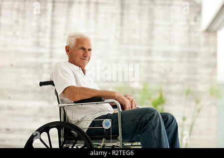 Portrait of senior man en fauteuil roulant. Banque D'Images